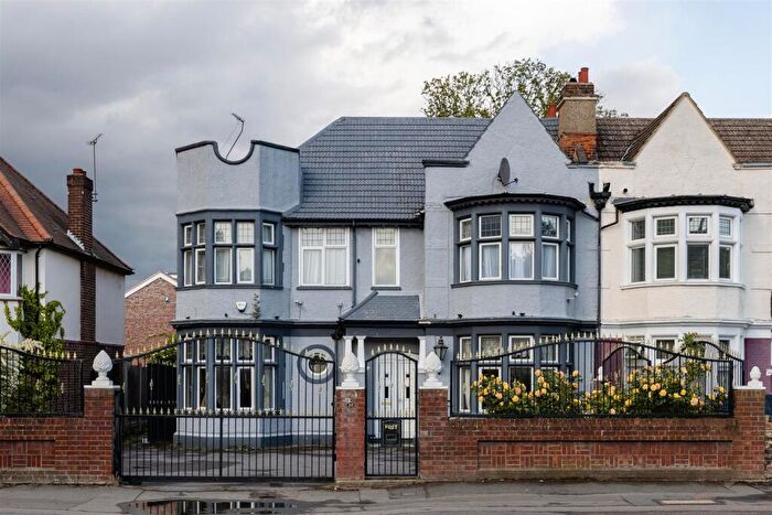 5 Bedroom Semi Detached House For Sale In Aldersbrook Road, Wanstead, E12