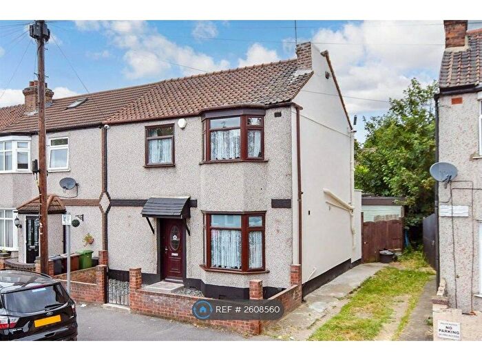 4 Bedroom Terraced House To Rent In Heath Road, Romford, RM6