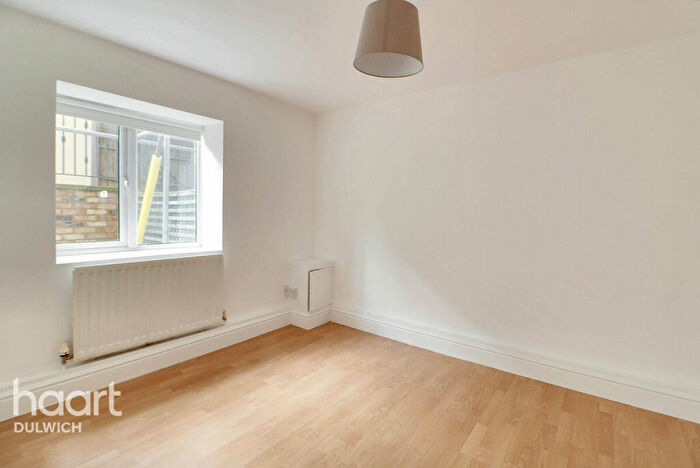 1 Bedroom Apartment For Sale In Underhill Road, East Dulwich, London, SE22