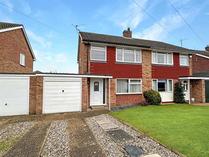 3 Bedroom Semi-Detached House To Rent In Badminton Close, Cambridge, CB4