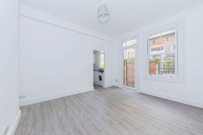 2 Bedroom Flat To Rent In Welham Road, London, SW16