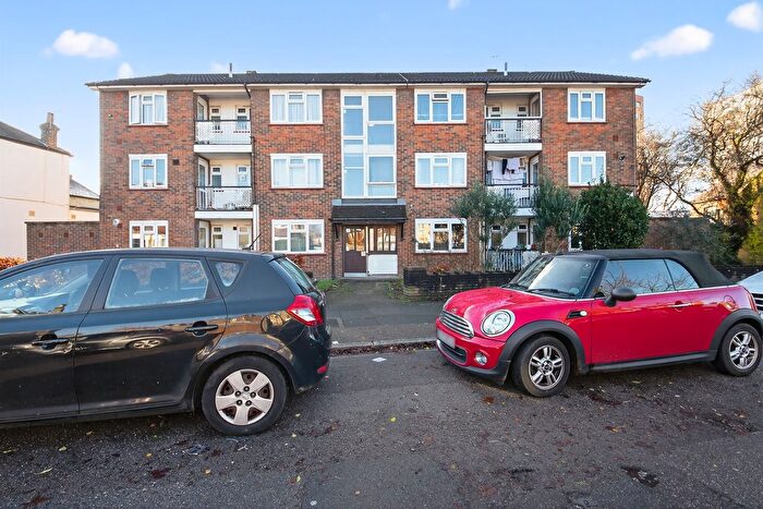 3 Bedroom Flat For Sale In Market Place, London, N2