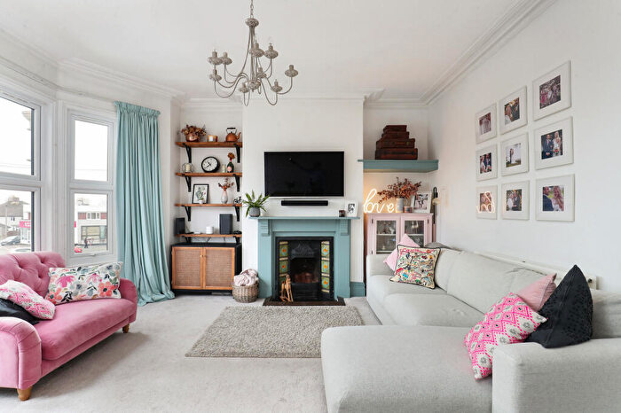 3 Bedroom Flat For Sale In North View, Westbury Park, Bristol, BS6