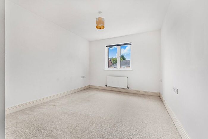 1 Bedroom Flat To Rent In Bowes Road, Staines, TW18