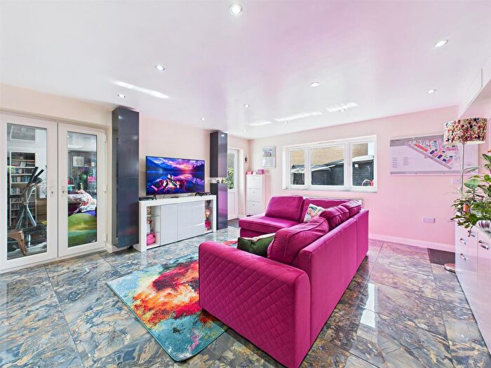 5 Bedroom Detached House For Sale In Manor Drive, Peterborough, PE4