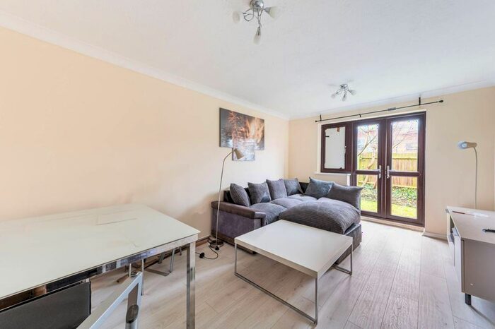 1 Bedroom Flat To Rent In Shepherds Walk, Gladstone Park, London, NW2