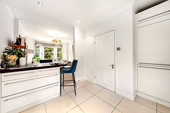 2 Bedroom Flat For Sale In Albert Mansions, Albert Bridge Road, London, SW11