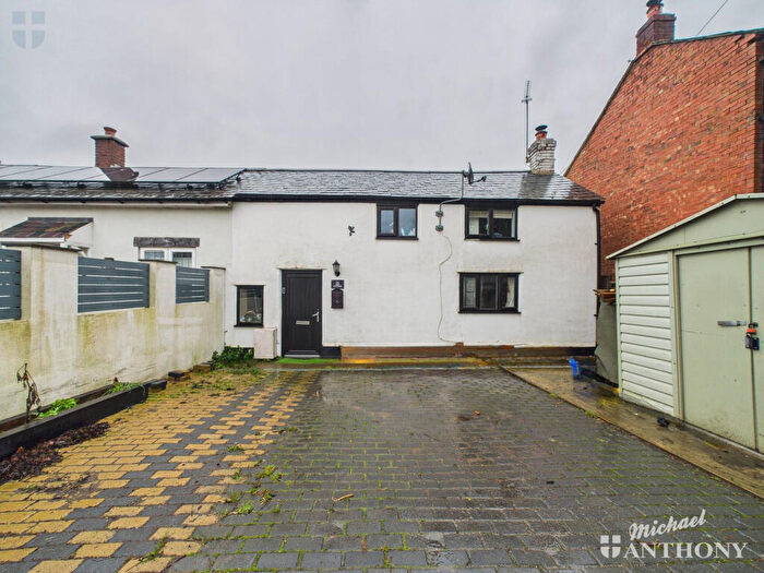 2 Bedroom Cottage For Sale In Bicester Road, Kingswood, HP18