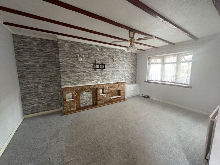 3 Bedroom Semi-Detached House To Rent In Tiled House Lane, Pensnett, DY5