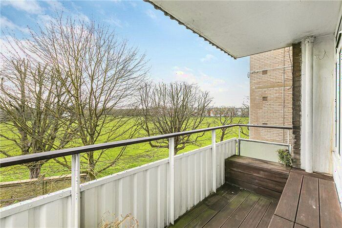 2 Bedroom Flat For Sale In Fitzhugh Grove, London, SW18