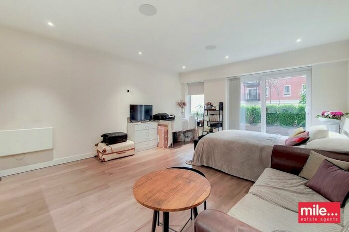 Studio To Rent In Beaufort Square, London, NW9