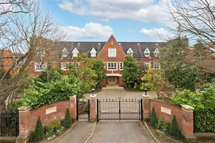 3 Bedroom Apartment For Sale In Ormonde Place, Old Avenue, Weybridge, Surrey, KT13