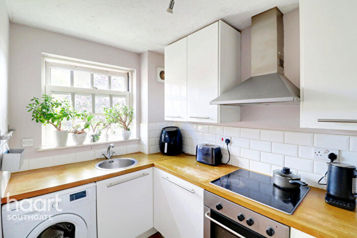 1 Bedroom Apartment For Sale In Leigh Hunt Drive, London, N14