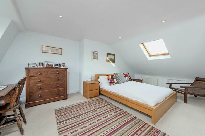 2 Bedroom Apartment To Rent In Parkgate Road, SW11
