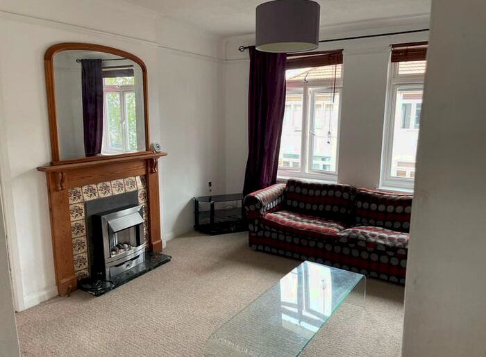 3 Bedroom Flat To Rent In Meade Close, London, W4