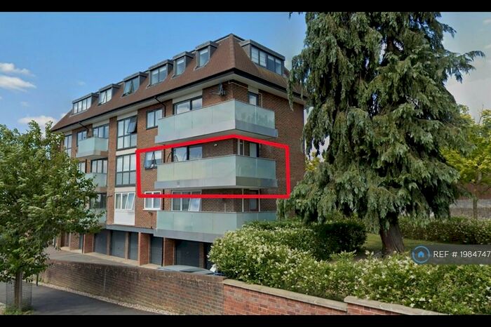 2 Bedroom Flat To Rent In White Lodge, London, NW11