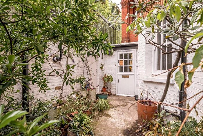 2 Bedroom Flat For Sale In Elm Park Gardens, Chelsea, SW10