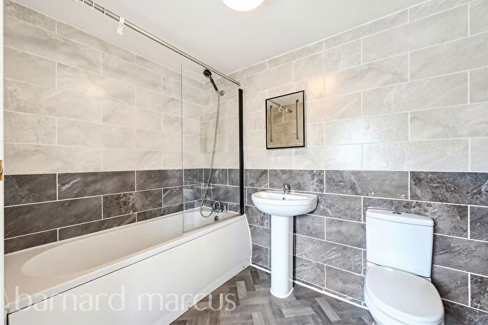 2 Bedroom Flat To Rent In Kings Avenue, New Malden, KT3