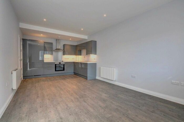 2 Bedroom Flat To Rent In High Street, Marlow, SL7