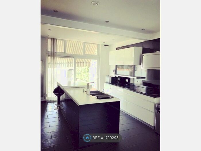 3 Bedroom Semi-Detached House To Rent In Moor Green Lane, Birmingham, B13