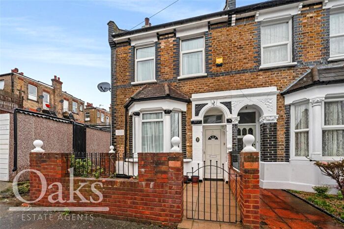3 Bedroom End Of Terrace House For Sale In Dundee Road, South Norwood, SE25