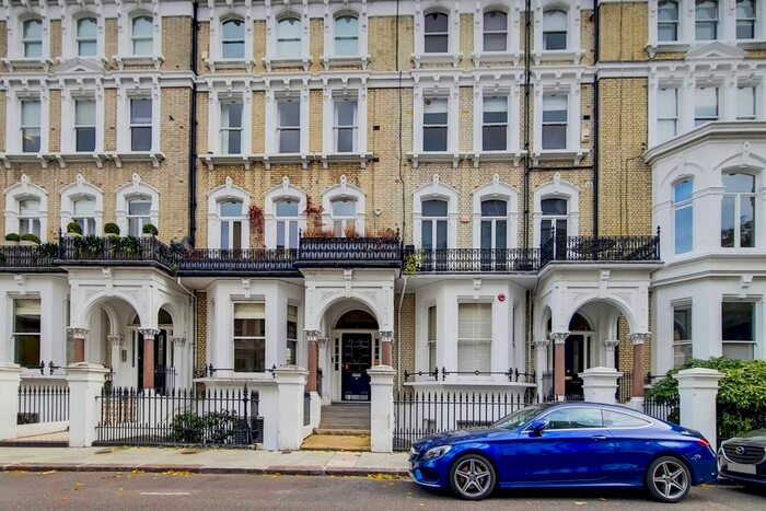 2 Bedroom Flat To Rent In Redcliffe Square, Chelsea, London, SW10