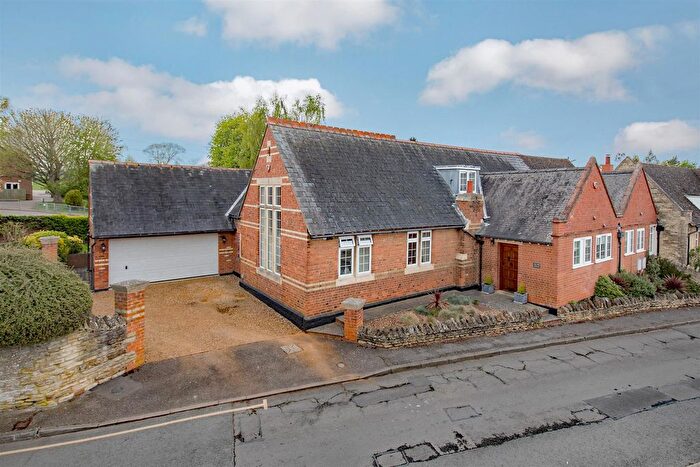 4 Bedroom Semi-Detached House For Sale In School Hill, Irchester, NN29