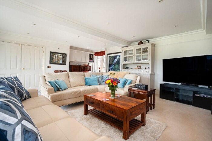 3 Bedroom Apartment For Sale In Abbey Gardens, Upper Woolhampton, Reading, RG7