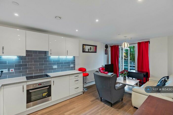 2 Bedroom Flat To Rent In Adenmore Road, London, SE6