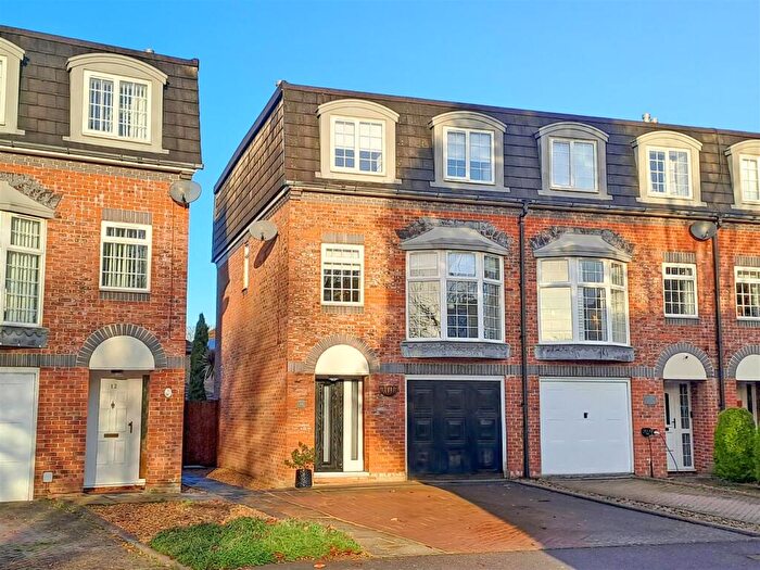 3 Bedroom End Of Terrace House For Sale In Hamilton Close, Parklands, Rustington, BN16