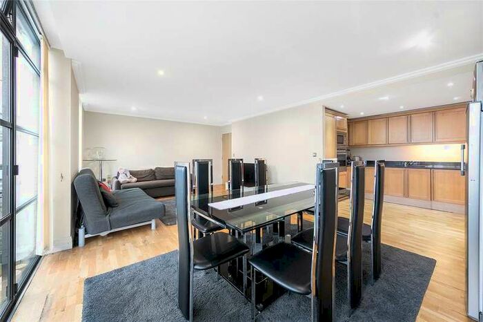 3 Bedroom Maisonette Flat To Rent In Town Meadow, Brentford, Middlesex, TW8