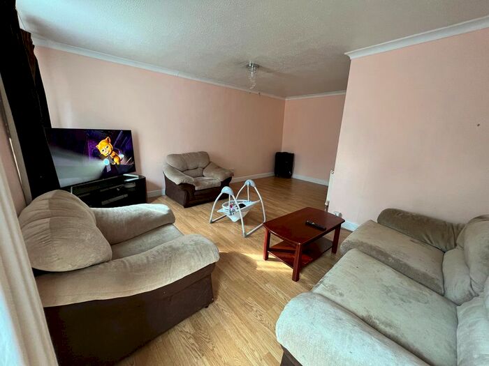 3 Bedroom Maisonette To Rent In Tiptree Crescent, Ilford, IG5