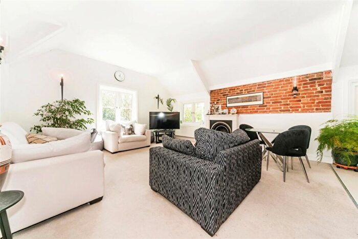 3 Bedroom Flat For Sale In Sandgate, Portsmouth Road, Esher, Surrey, KT10