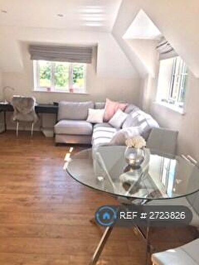 2 Bedroom Flat To Rent In Curo Park, St Albans, AL2