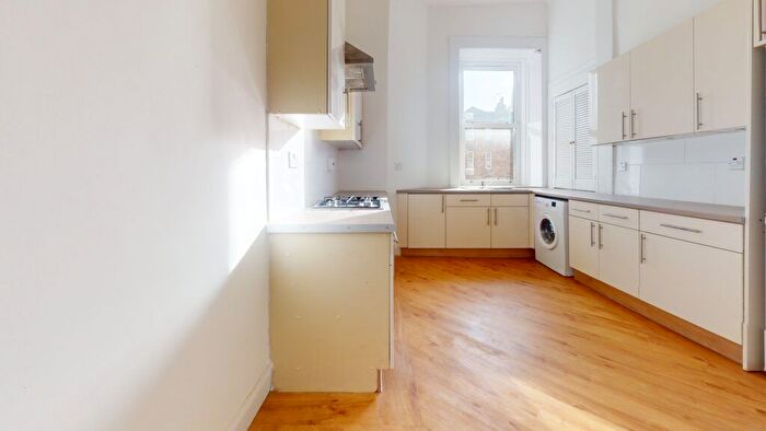 3 Bedroom Flat To Rent In Queens Drive, Struthbungo, Glasgow., G42