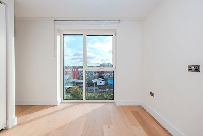 1 Bedroom Flat To Rent In Reflection Apartments, Cascade Way, London, W12