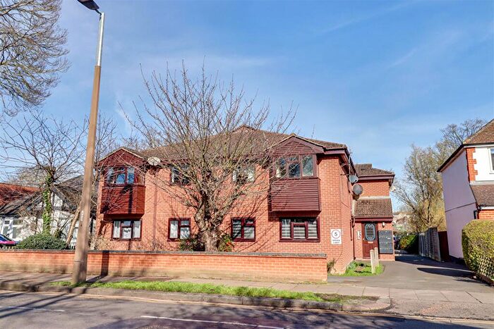 1 Bedroom Flat For Sale In Manchester Drive, Leigh-On-Sea, SS9