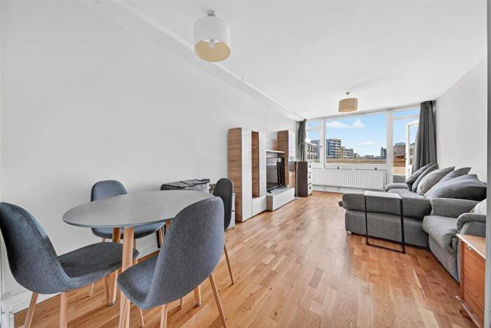 2 Bedroom Flat For Sale In Kinsham House, Ramsey Street, London, E2