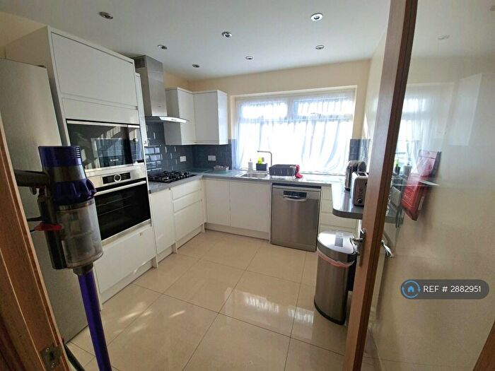2 Bedroom Flat To Rent In Linden Way, London, N14