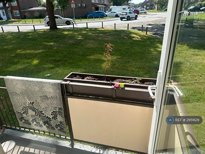 2 Bedroom Flat To Rent In Cheshunt, Waltham Cross, EN8