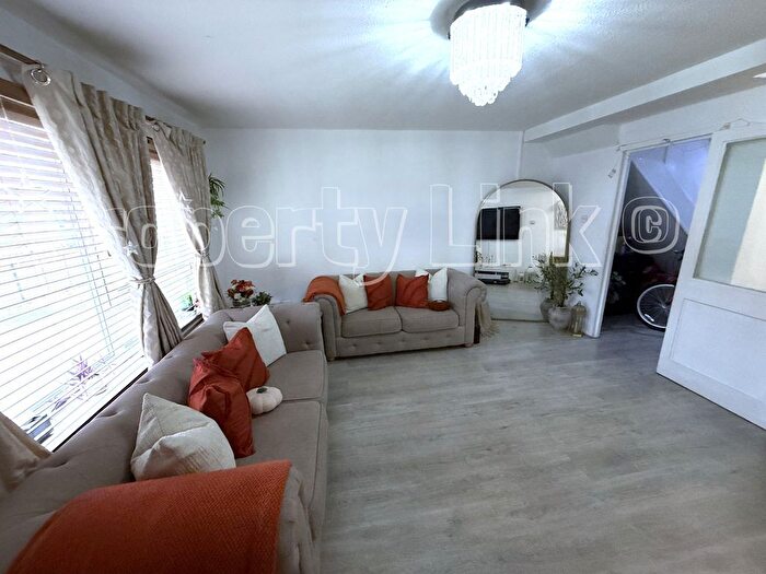 3 Bedroom Maisonette For Sale In Grantham Road, London, E12