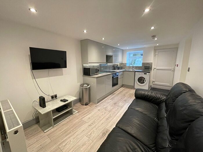 2 Bedroom Flat To Rent In Kirkstall Lane, Headingley, Leeds, LS6