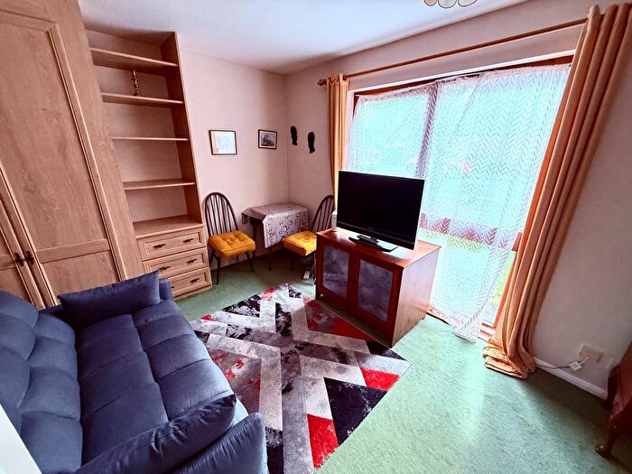 Studio To Rent In Ryeland Close, Yiewsley, West Drayton, UB7