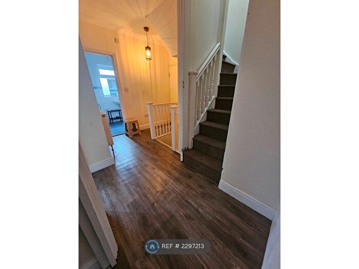 3 Bedroom Flat To Rent In Parham Drive, Ilford, IG2