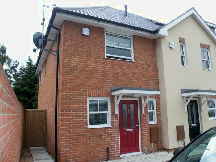 2 Bedroom House To Rent In Queens Road, Farnborough, GU14
