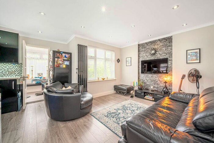 2 Bedroom Maisonette For Sale In Braemar Avenue, Neasden, London, NW10