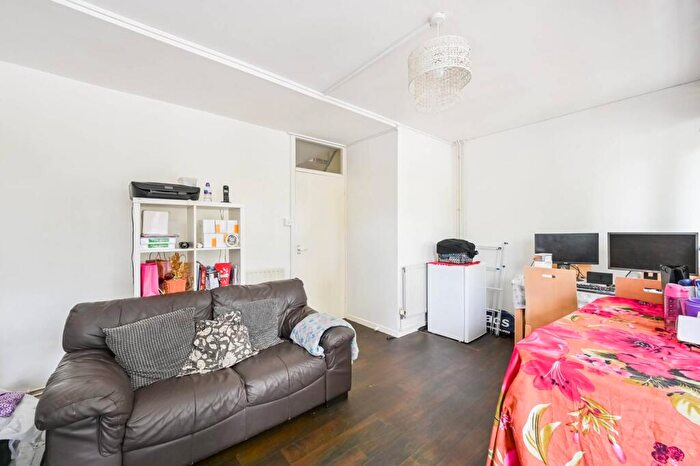 3 Bedroom Flat To Rent In Mile End Road, Bow, London, E3