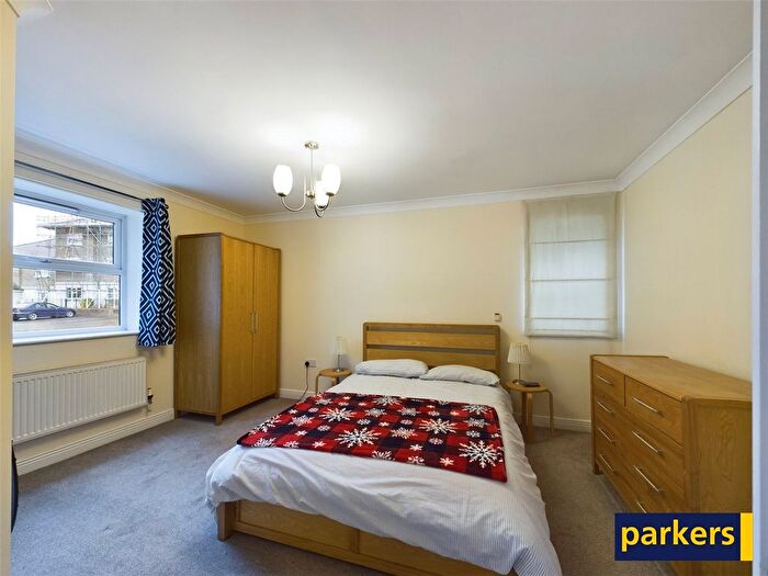 2 Bedroom Flat For Sale In Carmelite Drive, Reading, Berkshire, RG30