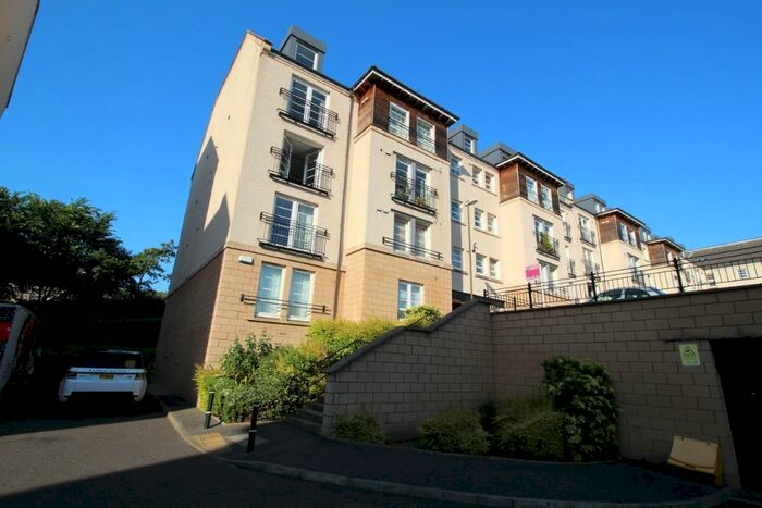 3 Bedroom Flat To Rent In Powderhall Rigg, Edinburgh, EH7