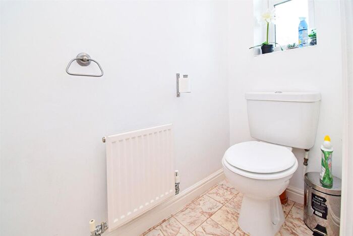 5 Bedroom Semi-Detached House To Rent In Temple Court, Wakefield, WF1